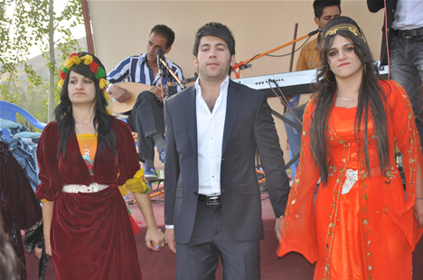 Yüksekova'da 22-23-Eylül 2012'de dünya evine giren çiftlerimizi sizlerler için sayfamıza taşıdık. Yüksekova Güncel Ailesi olarak tüm çiftlerimize mutluluklar dileriz. Fotoğraf & Görüntü: Yaşar KAPLAN- Sinan Akkurt