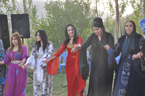 Yüksekova'da 22-23-Eylül 2012'de dünya evine giren çiftlerimizi sizlerler için sayfamıza taşıdık. Yüksekova Güncel Ailesi olarak tüm çiftlerimize mutluluklar dileriz. Fotoğraf & Görüntü: Yaşar KAPLAN- Sinan Akkurt