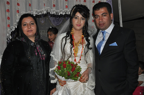 Yüksekova'da 22-23-Eylül 2012'de dünya evine giren çiftlerimizi sizlerler için sayfamıza taşıdık. Yüksekova Güncel Ailesi olarak tüm çiftlerimize mutluluklar dileriz. Fotoğraf & Görüntü: Yaşar KAPLAN- Sinan Akkurt