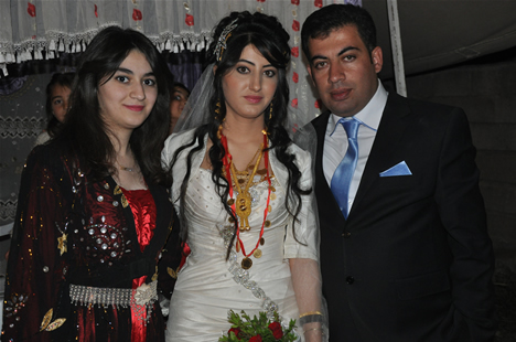 Yüksekova'da 22-23-Eylül 2012'de dünya evine giren çiftlerimizi sizlerler için sayfamıza taşıdık. Yüksekova Güncel Ailesi olarak tüm çiftlerimize mutluluklar dileriz. Fotoğraf & Görüntü: Yaşar KAPLAN- Sinan Akkurt