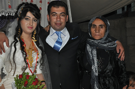 Yüksekova'da 22-23-Eylül 2012'de dünya evine giren çiftlerimizi sizlerler için sayfamıza taşıdık. Yüksekova Güncel Ailesi olarak tüm çiftlerimize mutluluklar dileriz. Fotoğraf & Görüntü: Yaşar KAPLAN- Sinan Akkurt