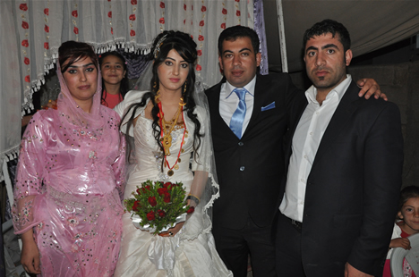 Yüksekova'da 22-23-Eylül 2012'de dünya evine giren çiftlerimizi sizlerler için sayfamıza taşıdık. Yüksekova Güncel Ailesi olarak tüm çiftlerimize mutluluklar dileriz. Fotoğraf & Görüntü: Yaşar KAPLAN- Sinan Akkurt