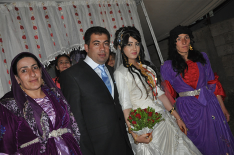 Yüksekova'da 22-23-Eylül 2012'de dünya evine giren çiftlerimizi sizlerler için sayfamıza taşıdık. Yüksekova Güncel Ailesi olarak tüm çiftlerimize mutluluklar dileriz. Fotoğraf & Görüntü: Yaşar KAPLAN- Sinan Akkurt