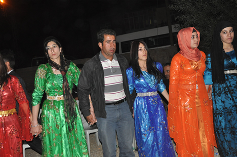 Yüksekova'da 22-23-Eylül 2012'de dünya evine giren çiftlerimizi sizlerler için sayfamıza taşıdık. Yüksekova Güncel Ailesi olarak tüm çiftlerimize mutluluklar dileriz. Fotoğraf & Görüntü: Yaşar KAPLAN- Sinan Akkurt