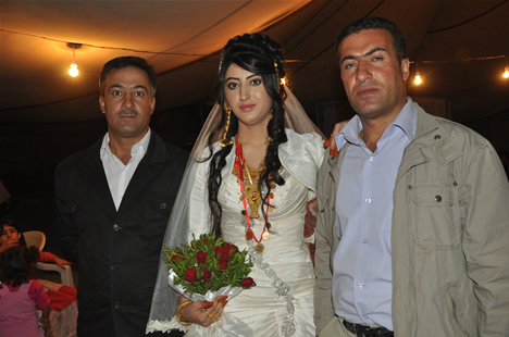 Yüksekova'da 22-23-Eylül 2012'de dünya evine giren çiftlerimizi sizlerler için sayfamıza taşıdık. Yüksekova Güncel Ailesi olarak tüm çiftlerimize mutluluklar dileriz. Fotoğraf & Görüntü: Yaşar KAPLAN- Sinan Akkurt