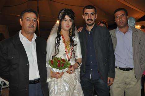 Yüksekova'da 22-23-Eylül 2012'de dünya evine giren çiftlerimizi sizlerler için sayfamıza taşıdık. Yüksekova Güncel Ailesi olarak tüm çiftlerimize mutluluklar dileriz. Fotoğraf & Görüntü: Yaşar KAPLAN- Sinan Akkurt