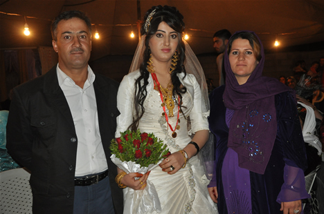 Yüksekova'da 22-23-Eylül 2012'de dünya evine giren çiftlerimizi sizlerler için sayfamıza taşıdık. Yüksekova Güncel Ailesi olarak tüm çiftlerimize mutluluklar dileriz. Fotoğraf & Görüntü: Yaşar KAPLAN- Sinan Akkurt