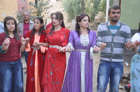 Yüksekova'da 22-23-Eylül 2012'de dünya evine giren çiftlerimizi sizlerler için sayfamıza taşıdık. Yüksekova Güncel Ailesi olarak tüm çiftlerimize mutluluklar dileriz. Fotoğraf & Görüntü: Yaşar KAPLAN- Sinan Akkurt