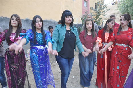 Yüksekova'da 22-23-Eylül 2012'de dünya evine giren çiftlerimizi sizlerler için sayfamıza taşıdık. Yüksekova Güncel Ailesi olarak tüm çiftlerimize mutluluklar dileriz. Fotoğraf & Görüntü: Yaşar KAPLAN- Sinan Akkurt