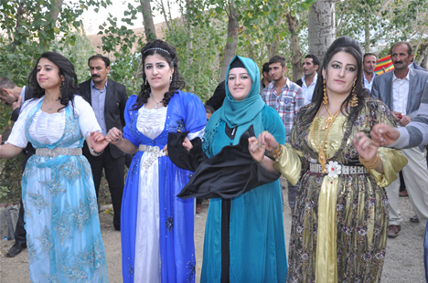 Yüksekova'da 22-23-Eylül 2012'de dünya evine giren çiftlerimizi sizlerler için sayfamıza taşıdık. Yüksekova Güncel Ailesi olarak tüm çiftlerimize mutluluklar dileriz. Fotoğraf & Görüntü: Yaşar KAPLAN- Sinan Akkurt