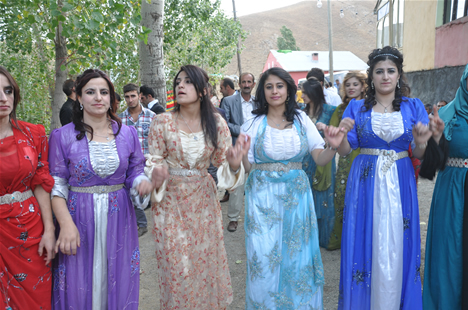 Yüksekova'da 22-23-Eylül 2012'de dünya evine giren çiftlerimizi sizlerler için sayfamıza taşıdık. Yüksekova Güncel Ailesi olarak tüm çiftlerimize mutluluklar dileriz. Fotoğraf & Görüntü: Yaşar KAPLAN- Sinan Akkurt