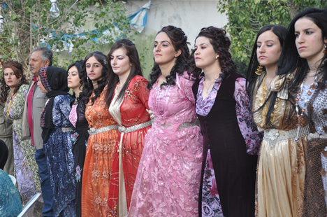 Yüksekova'da 22-23-Eylül 2012'de dünya evine giren çiftlerimizi sizlerler için sayfamıza taşıdık. Yüksekova Güncel Ailesi olarak tüm çiftlerimize mutluluklar dileriz. Fotoğraf & Görüntü: Yaşar KAPLAN- Sinan Akkurt