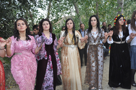 Yüksekova'da 22-23-Eylül 2012'de dünya evine giren çiftlerimizi sizlerler için sayfamıza taşıdık. Yüksekova Güncel Ailesi olarak tüm çiftlerimize mutluluklar dileriz. Fotoğraf & Görüntü: Yaşar KAPLAN- Sinan Akkurt