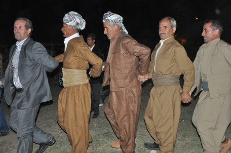 Yüksekova'da 22-23-Eylül 2012'de dünya evine giren çiftlerimizi sizlerler için sayfamıza taşıdık. Yüksekova Güncel Ailesi olarak tüm çiftlerimize mutluluklar dileriz. Fotoğraf & Görüntü: Yaşar KAPLAN- Sinan Akkurt