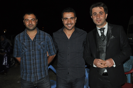 Yüksekova'da 22-23-Eylül 2012'de dünya evine giren çiftlerimizi sizlerler için sayfamıza taşıdık. Yüksekova Güncel Ailesi olarak tüm çiftlerimize mutluluklar dileriz. Fotoğraf & Görüntü: Yaşar KAPLAN- Sinan Akkurt