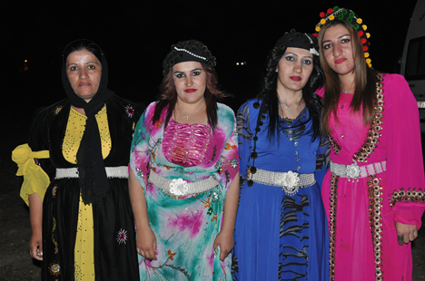 Yüksekova'da 22-23-Eylül 2012'de dünya evine giren çiftlerimizi sizlerler için sayfamıza taşıdık. Yüksekova Güncel Ailesi olarak tüm çiftlerimize mutluluklar dileriz. Fotoğraf & Görüntü: Yaşar KAPLAN- Sinan Akkurt