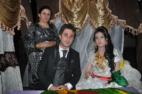 Yüksekova'da 22-23-Eylül 2012'de dünya evine giren çiftlerimizi sizlerler için sayfamıza taşıdık. Yüksekova Güncel Ailesi olarak tüm çiftlerimize mutluluklar dileriz. Fotoğraf & Görüntü: Yaşar KAPLAN- Sinan Akkurt