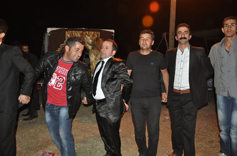 Yüksekova'da 22-23-Eylül 2012'de dünya evine giren çiftlerimizi sizlerler için sayfamıza taşıdık. Yüksekova Güncel Ailesi olarak tüm çiftlerimize mutluluklar dileriz. Fotoğraf & Görüntü: Yaşar KAPLAN- Sinan Akkurt