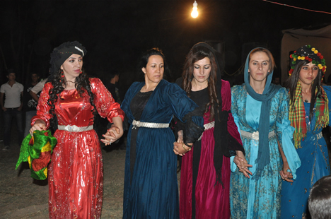 Yüksekova'da 22-23-Eylül 2012'de dünya evine giren çiftlerimizi sizlerler için sayfamıza taşıdık. Yüksekova Güncel Ailesi olarak tüm çiftlerimize mutluluklar dileriz. Fotoğraf & Görüntü: Yaşar KAPLAN- Sinan Akkurt