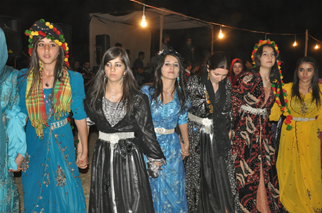 Yüksekova'da 22-23-Eylül 2012'de dünya evine giren çiftlerimizi sizlerler için sayfamıza taşıdık. Yüksekova Güncel Ailesi olarak tüm çiftlerimize mutluluklar dileriz. Fotoğraf & Görüntü: Yaşar KAPLAN- Sinan Akkurt