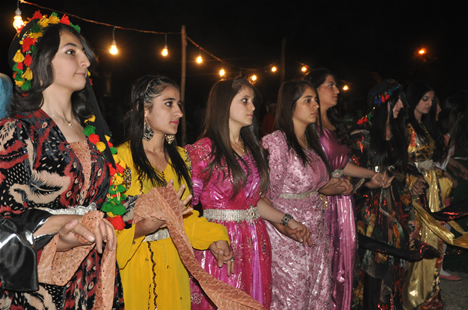 Yüksekova'da 22-23-Eylül 2012'de dünya evine giren çiftlerimizi sizlerler için sayfamıza taşıdık. Yüksekova Güncel Ailesi olarak tüm çiftlerimize mutluluklar dileriz. Fotoğraf & Görüntü: Yaşar KAPLAN- Sinan Akkurt