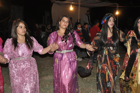 Yüksekova'da 22-23-Eylül 2012'de dünya evine giren çiftlerimizi sizlerler için sayfamıza taşıdık. Yüksekova Güncel Ailesi olarak tüm çiftlerimize mutluluklar dileriz. Fotoğraf & Görüntü: Yaşar KAPLAN- Sinan Akkurt