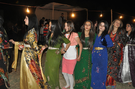 Yüksekova'da 22-23-Eylül 2012'de dünya evine giren çiftlerimizi sizlerler için sayfamıza taşıdık. Yüksekova Güncel Ailesi olarak tüm çiftlerimize mutluluklar dileriz. Fotoğraf & Görüntü: Yaşar KAPLAN- Sinan Akkurt