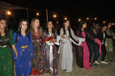 Yüksekova'da 22-23-Eylül 2012'de dünya evine giren çiftlerimizi sizlerler için sayfamıza taşıdık. Yüksekova Güncel Ailesi olarak tüm çiftlerimize mutluluklar dileriz. Fotoğraf & Görüntü: Yaşar KAPLAN- Sinan Akkurt