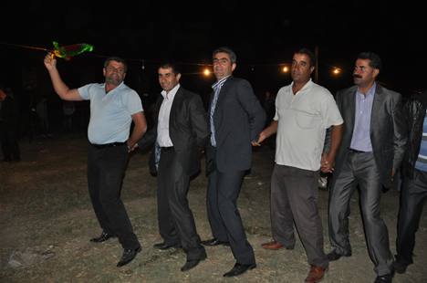 Yüksekova'da 22-23-Eylül 2012'de dünya evine giren çiftlerimizi sizlerler için sayfamıza taşıdık. Yüksekova Güncel Ailesi olarak tüm çiftlerimize mutluluklar dileriz. Fotoğraf & Görüntü: Yaşar KAPLAN- Sinan Akkurt