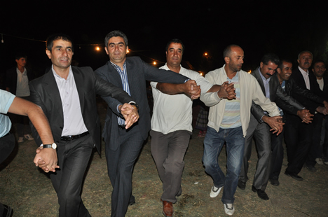 Yüksekova'da 22-23-Eylül 2012'de dünya evine giren çiftlerimizi sizlerler için sayfamıza taşıdık. Yüksekova Güncel Ailesi olarak tüm çiftlerimize mutluluklar dileriz. Fotoğraf & Görüntü: Yaşar KAPLAN- Sinan Akkurt