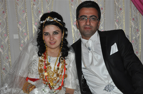 Yüksekova'da 22-23-Eylül 2012'de dünya evine giren çiftlerimizi sizlerler için sayfamıza taşıdık. Yüksekova Güncel Ailesi olarak tüm çiftlerimize mutluluklar dileriz. Fotoğraf & Görüntü: Yaşar KAPLAN- Sinan Akkurt