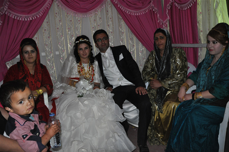 Yüksekova'da 22-23-Eylül 2012'de dünya evine giren çiftlerimizi sizlerler için sayfamıza taşıdık. Yüksekova Güncel Ailesi olarak tüm çiftlerimize mutluluklar dileriz. Fotoğraf & Görüntü: Yaşar KAPLAN- Sinan Akkurt