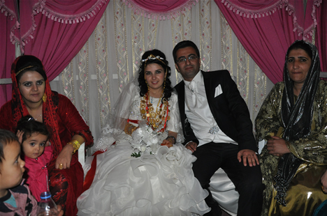 Yüksekova'da 22-23-Eylül 2012'de dünya evine giren çiftlerimizi sizlerler için sayfamıza taşıdık. Yüksekova Güncel Ailesi olarak tüm çiftlerimize mutluluklar dileriz. Fotoğraf & Görüntü: Yaşar KAPLAN- Sinan Akkurt