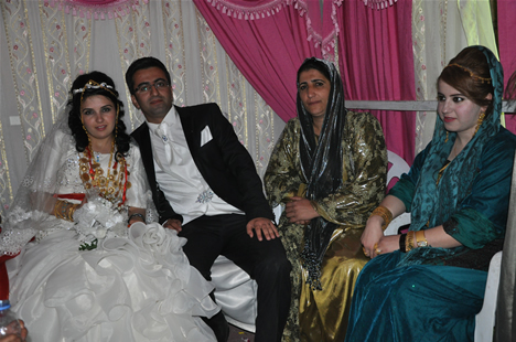 Yüksekova'da 22-23-Eylül 2012'de dünya evine giren çiftlerimizi sizlerler için sayfamıza taşıdık. Yüksekova Güncel Ailesi olarak tüm çiftlerimize mutluluklar dileriz. Fotoğraf & Görüntü: Yaşar KAPLAN- Sinan Akkurt