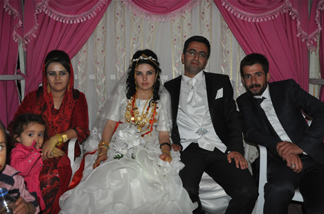 Yüksekova'da 22-23-Eylül 2012'de dünya evine giren çiftlerimizi sizlerler için sayfamıza taşıdık. Yüksekova Güncel Ailesi olarak tüm çiftlerimize mutluluklar dileriz. Fotoğraf & Görüntü: Yaşar KAPLAN- Sinan Akkurt