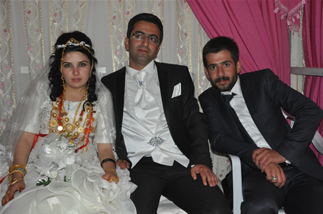 Yüksekova'da 22-23-Eylül 2012'de dünya evine giren çiftlerimizi sizlerler için sayfamıza taşıdık. Yüksekova Güncel Ailesi olarak tüm çiftlerimize mutluluklar dileriz. Fotoğraf & Görüntü: Yaşar KAPLAN- Sinan Akkurt