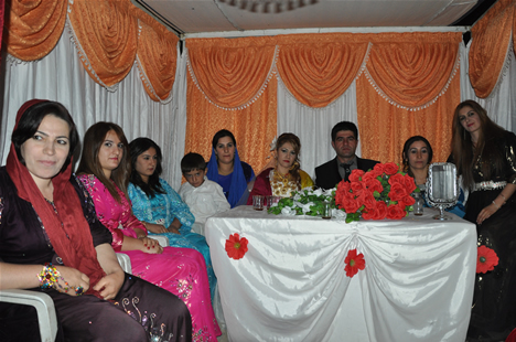 Yüksekova'da 22-23-Eylül 2012'de dünya evine giren çiftlerimizi sizlerler için sayfamıza taşıdık. Yüksekova Güncel Ailesi olarak tüm çiftlerimize mutluluklar dileriz. Fotoğraf & Görüntü: Yaşar KAPLAN- Sinan Akkurt