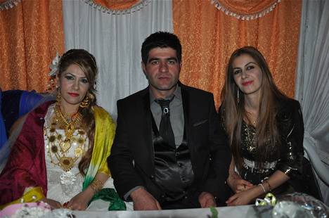 Yüksekova'da 22-23-Eylül 2012'de dünya evine giren çiftlerimizi sizlerler için sayfamıza taşıdık. Yüksekova Güncel Ailesi olarak tüm çiftlerimize mutluluklar dileriz. Fotoğraf & Görüntü: Yaşar KAPLAN- Sinan Akkurt