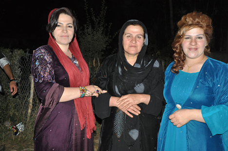 Yüksekova'da 22-23-Eylül 2012'de dünya evine giren çiftlerimizi sizlerler için sayfamıza taşıdık. Yüksekova Güncel Ailesi olarak tüm çiftlerimize mutluluklar dileriz. Fotoğraf & Görüntü: Yaşar KAPLAN- Sinan Akkurt