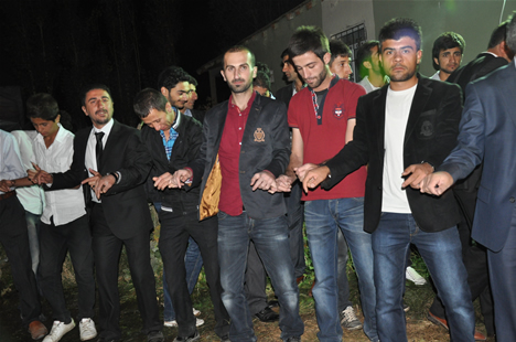 Yüksekova'da 22-23-Eylül 2012'de dünya evine giren çiftlerimizi sizlerler için sayfamıza taşıdık. Yüksekova Güncel Ailesi olarak tüm çiftlerimize mutluluklar dileriz. Fotoğraf & Görüntü: Yaşar KAPLAN- Sinan Akkurt