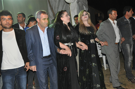 Yüksekova'da 22-23-Eylül 2012'de dünya evine giren çiftlerimizi sizlerler için sayfamıza taşıdık. Yüksekova Güncel Ailesi olarak tüm çiftlerimize mutluluklar dileriz. Fotoğraf & Görüntü: Yaşar KAPLAN- Sinan Akkurt