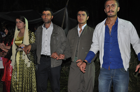 Yüksekova'da 22-23-Eylül 2012'de dünya evine giren çiftlerimizi sizlerler için sayfamıza taşıdık. Yüksekova Güncel Ailesi olarak tüm çiftlerimize mutluluklar dileriz. Fotoğraf & Görüntü: Yaşar KAPLAN- Sinan Akkurt