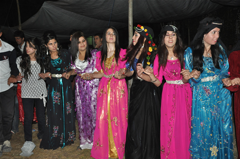 Yüksekova'da 22-23-Eylül 2012'de dünya evine giren çiftlerimizi sizlerler için sayfamıza taşıdık. Yüksekova Güncel Ailesi olarak tüm çiftlerimize mutluluklar dileriz. Fotoğraf & Görüntü: Yaşar KAPLAN- Sinan Akkurt