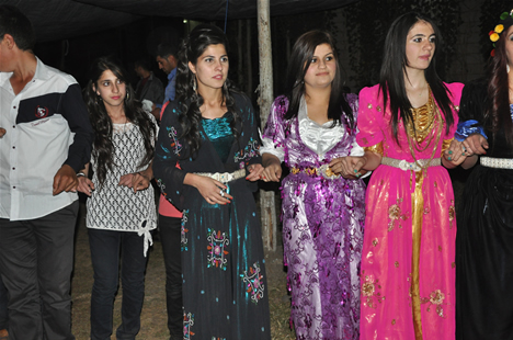 Yüksekova'da 22-23-Eylül 2012'de dünya evine giren çiftlerimizi sizlerler için sayfamıza taşıdık. Yüksekova Güncel Ailesi olarak tüm çiftlerimize mutluluklar dileriz. Fotoğraf & Görüntü: Yaşar KAPLAN- Sinan Akkurt