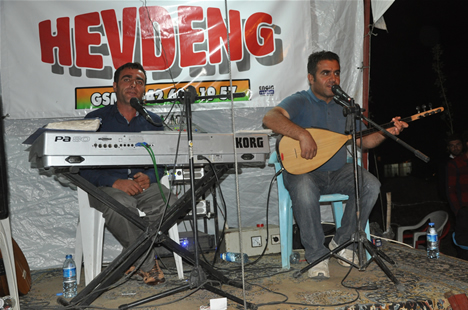 Yüksekova'da 22-23-Eylül 2012'de dünya evine giren çiftlerimizi sizlerler için sayfamıza taşıdık. Yüksekova Güncel Ailesi olarak tüm çiftlerimize mutluluklar dileriz. Fotoğraf & Görüntü: Yaşar KAPLAN- Sinan Akkurt