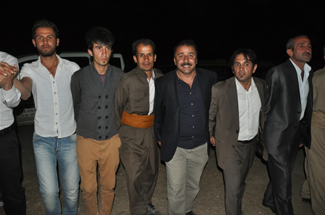 Yüksekova'da 22-23-Eylül 2012'de dünya evine giren çiftlerimizi sizlerler için sayfamıza taşıdık. Yüksekova Güncel Ailesi olarak tüm çiftlerimize mutluluklar dileriz. Fotoğraf & Görüntü: Yaşar KAPLAN- Sinan Akkurt