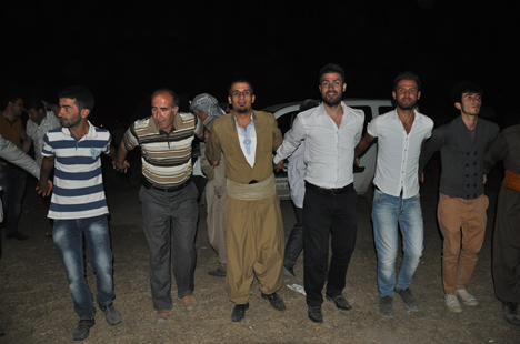 Yüksekova'da 22-23-Eylül 2012'de dünya evine giren çiftlerimizi sizlerler için sayfamıza taşıdık. Yüksekova Güncel Ailesi olarak tüm çiftlerimize mutluluklar dileriz. Fotoğraf & Görüntü: Yaşar KAPLAN- Sinan Akkurt