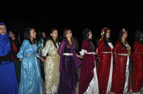 Yüksekova'da 22-23-Eylül 2012'de dünya evine giren çiftlerimizi sizlerler için sayfamıza taşıdık. Yüksekova Güncel Ailesi olarak tüm çiftlerimize mutluluklar dileriz. Fotoğraf & Görüntü: Yaşar KAPLAN- Sinan Akkurt