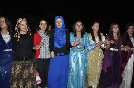 Yüksekova'da 22-23-Eylül 2012'de dünya evine giren çiftlerimizi sizlerler için sayfamıza taşıdık. Yüksekova Güncel Ailesi olarak tüm çiftlerimize mutluluklar dileriz. Fotoğraf & Görüntü: Yaşar KAPLAN- Sinan Akkurt