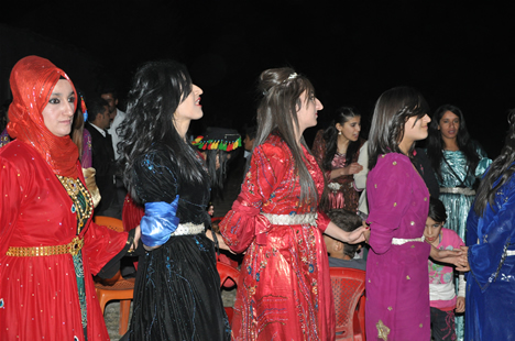 Yüksekova'da 22-23-Eylül 2012'de dünya evine giren çiftlerimizi sizlerler için sayfamıza taşıdık. Yüksekova Güncel Ailesi olarak tüm çiftlerimize mutluluklar dileriz. Fotoğraf & Görüntü: Yaşar KAPLAN- Sinan Akkurt